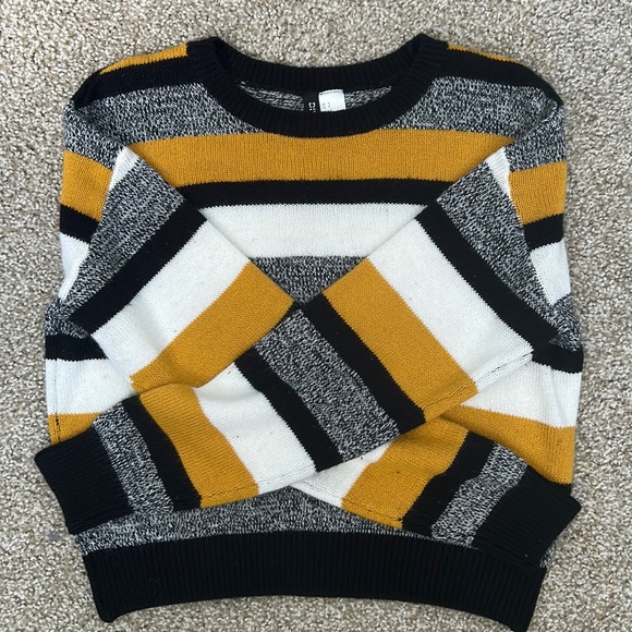 H&M Sweaters - DIVIDED - Yellow striped sweater